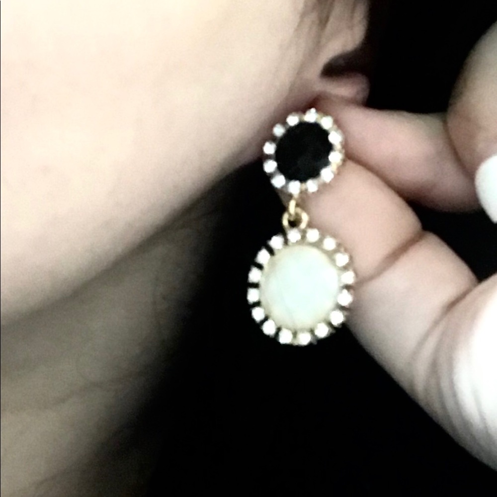 💕🖤Pretty Shiny Pearly Black•White•Gold Earrings - Picture 2 of 8